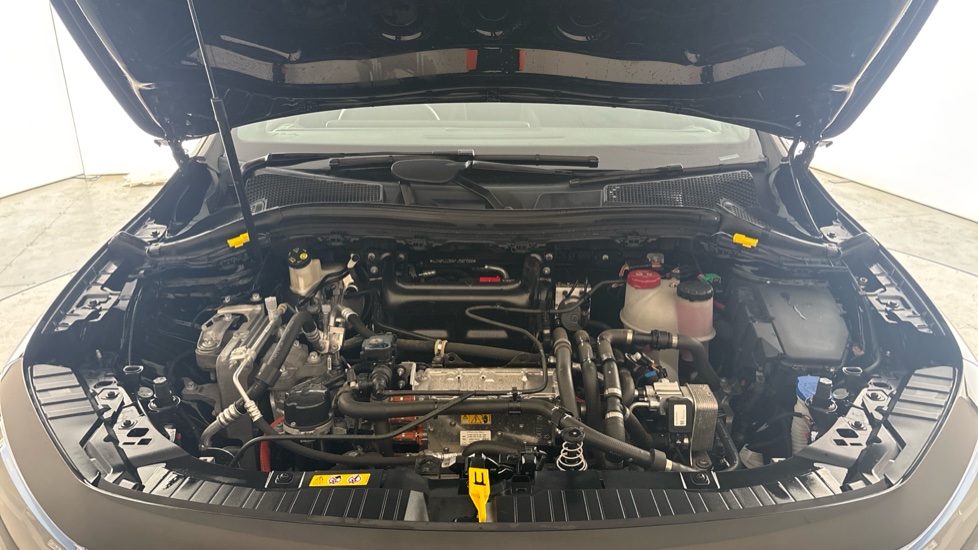 MERCEDES EQA Image 16