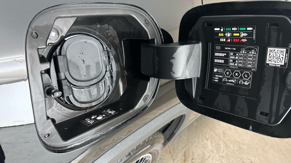 MERCEDES EQA Image 21