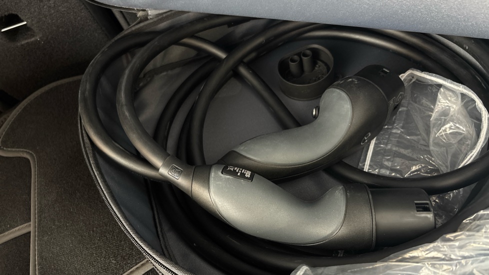 MERCEDES EQA Image 22