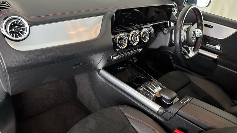 MERCEDES EQA Image 10