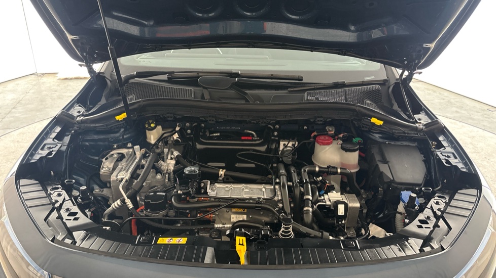 MERCEDES EQA Image 16