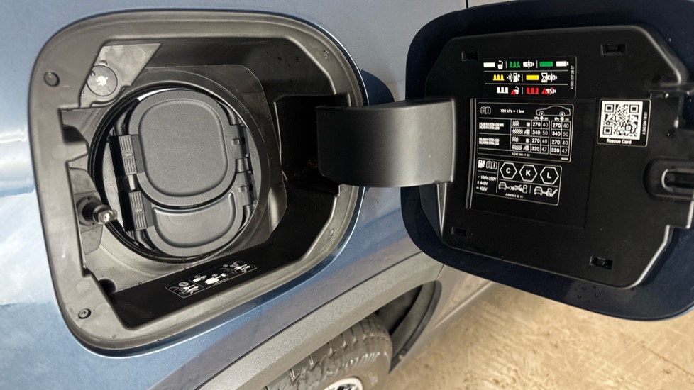 MERCEDES EQA Image 21