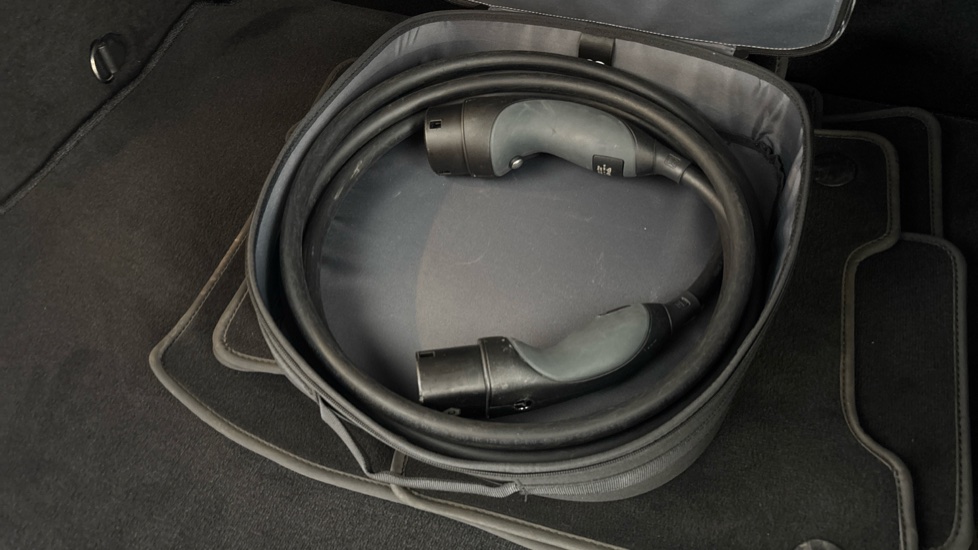 MERCEDES EQA Image 22