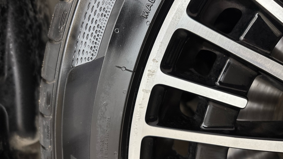 MERCEDES EQC Scuff