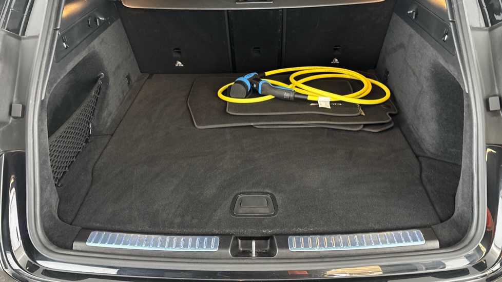 MERCEDES EQC Image 15