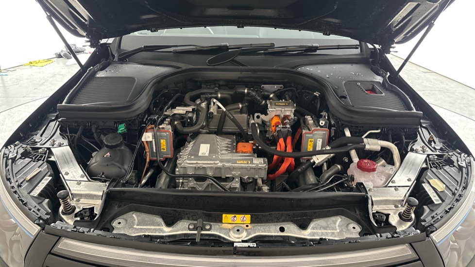 MERCEDES EQC Image 16