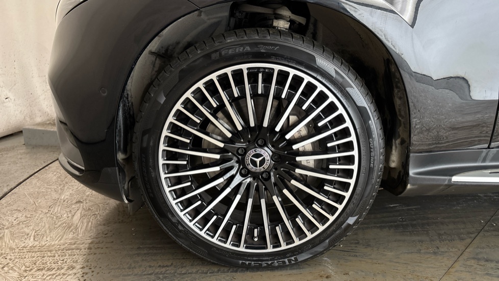 MERCEDES EQC Image 17