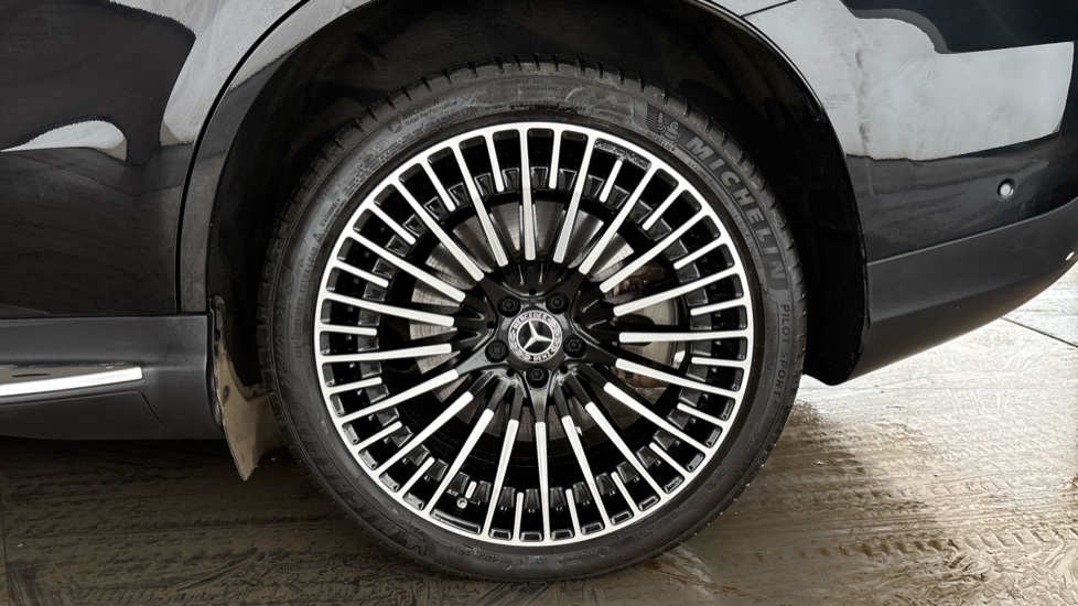 MERCEDES EQC Image 18