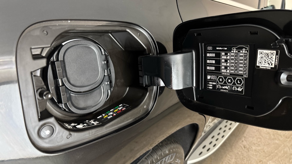 MERCEDES EQC Image 21