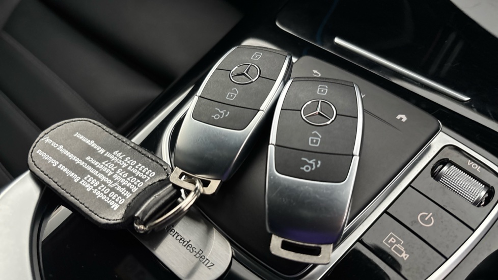 MERCEDES EQC 2 keys