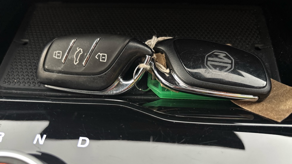 MG MG4 2 keys