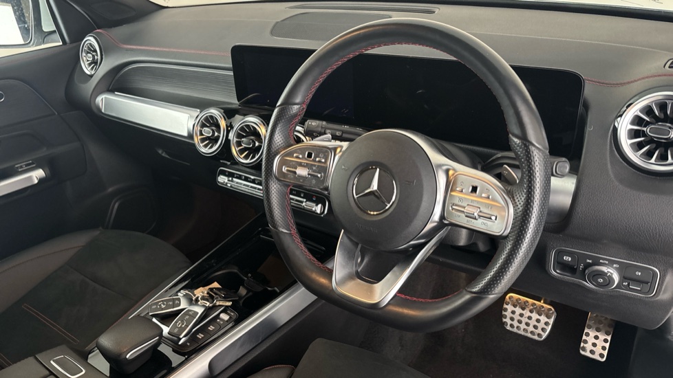 MERCEDES EQB Image 9