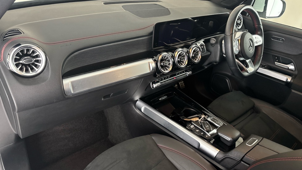 MERCEDES EQB Image 10