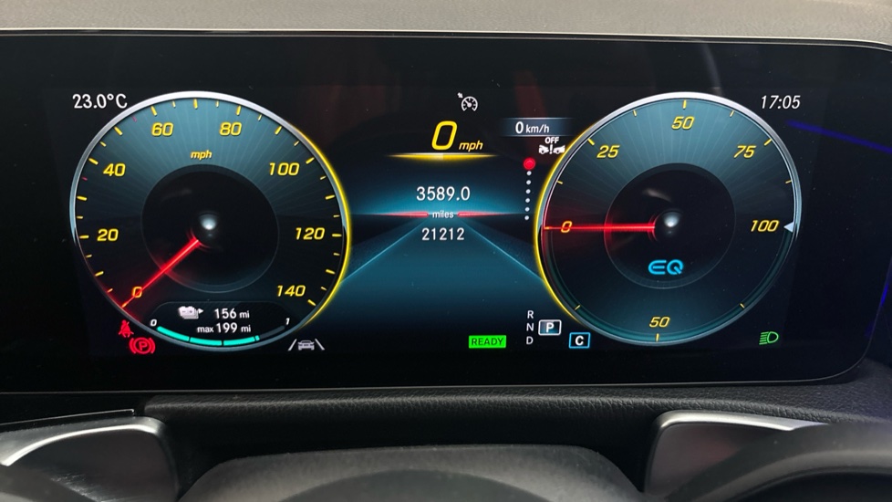 MERCEDES EQB Image 13
