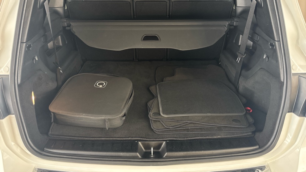 MERCEDES EQB Image 15