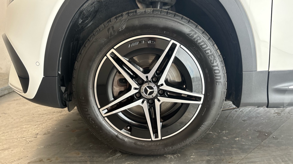 MERCEDES EQB Image 17