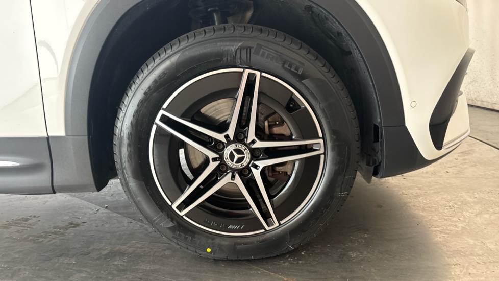 MERCEDES EQB Image 20