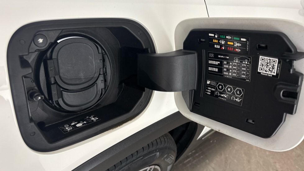 MERCEDES EQB Image 21