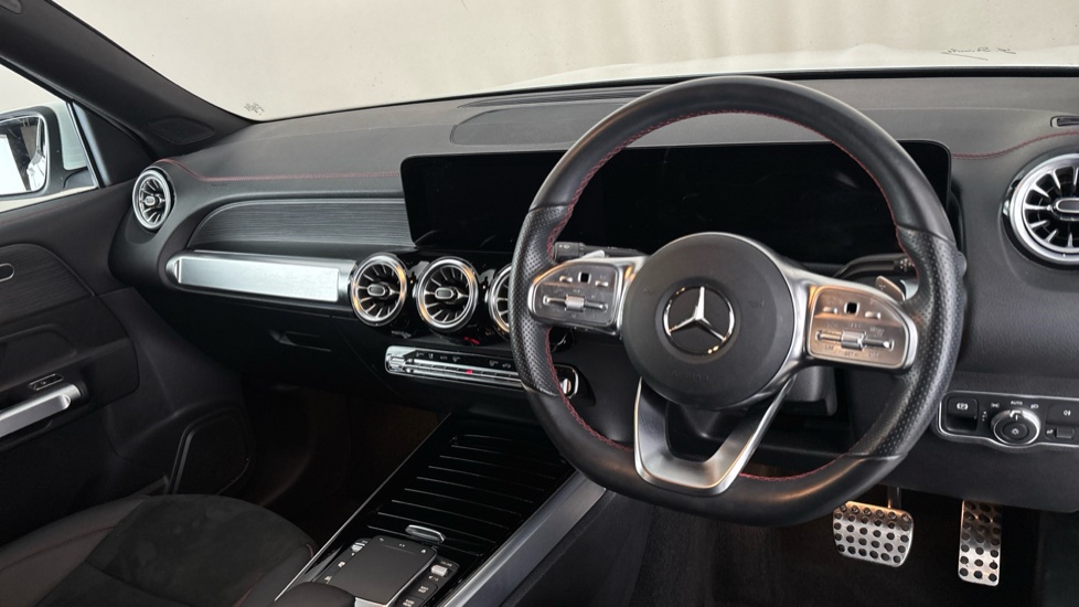 MERCEDES EQB Image 9