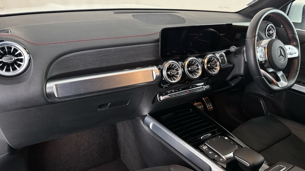 MERCEDES EQB Image 10