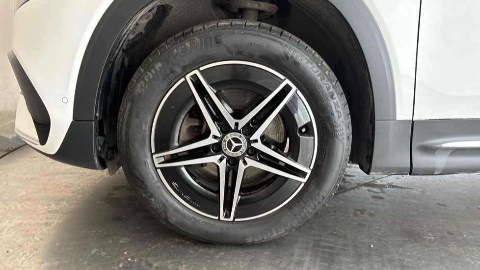 MERCEDES EQB Image 17