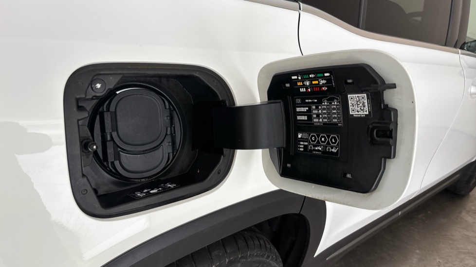 MERCEDES EQB Image 21