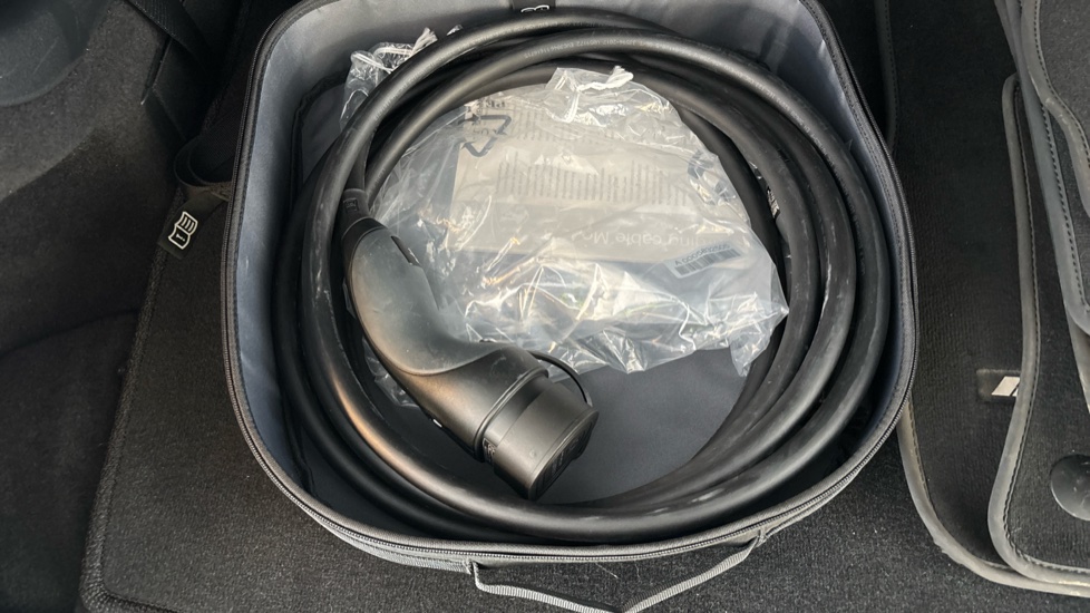 MERCEDES EQB Image 22