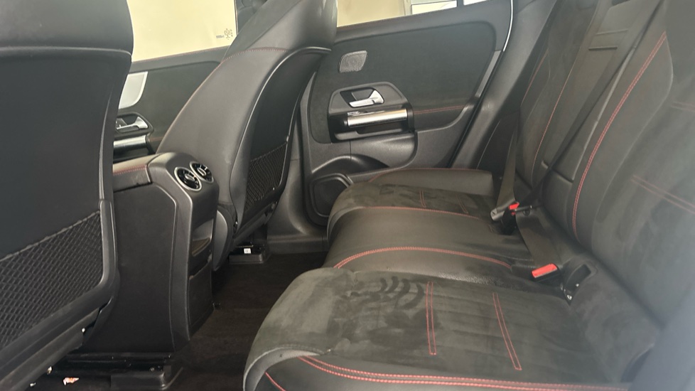 MERCEDES EQA Image 14