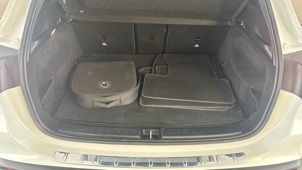 MERCEDES EQA Image 15
