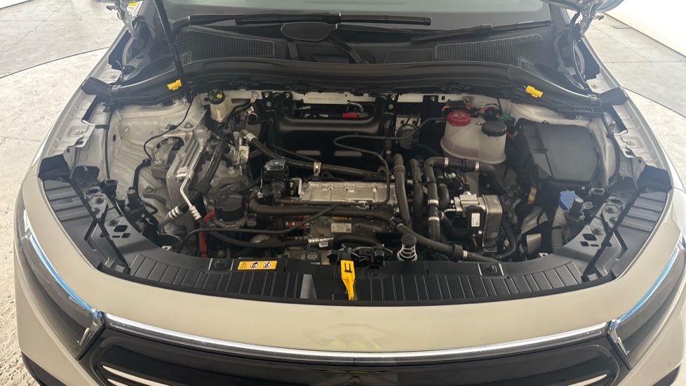 MERCEDES EQA Image 16