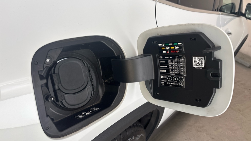 MERCEDES EQA Image 21