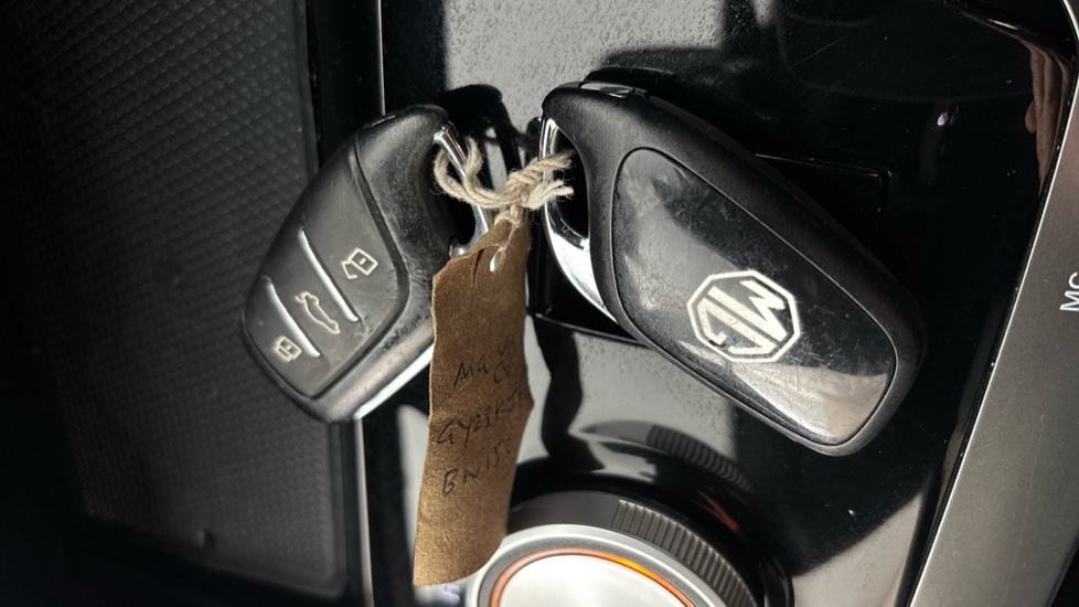 MG MG4 2 keys