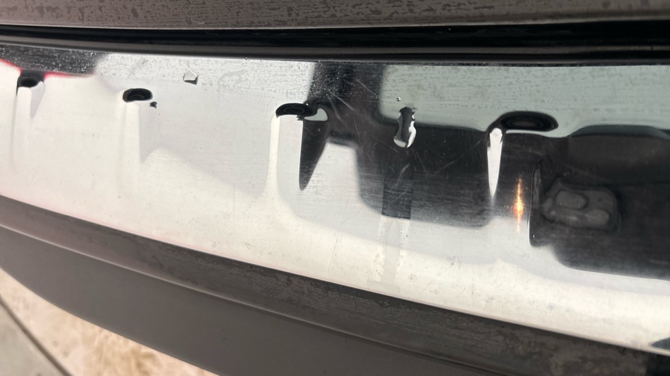 MERCEDES EQB scratches