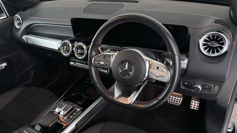 MERCEDES EQB Image 9