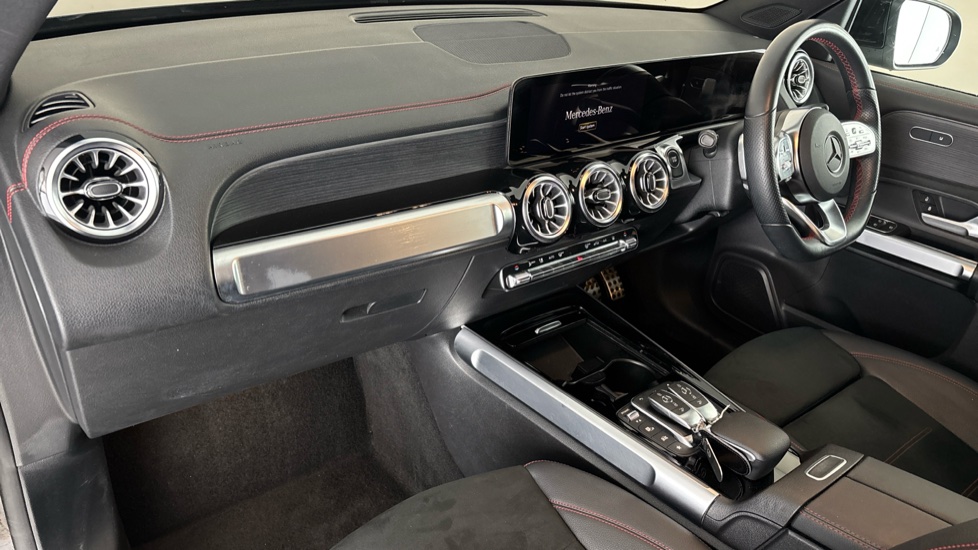 MERCEDES EQB Image 10