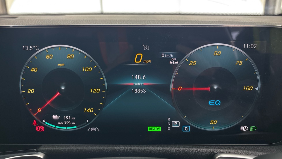 MERCEDES EQB Image 13