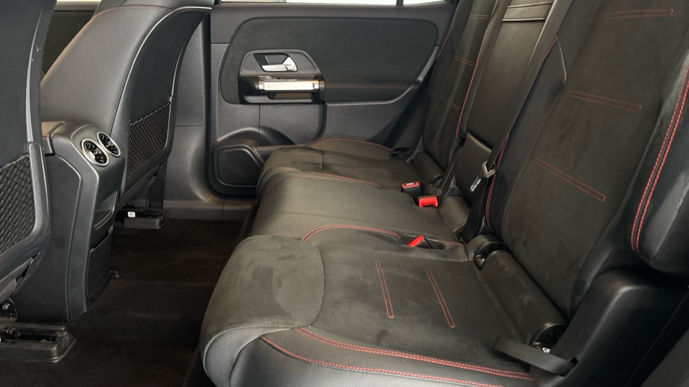 MERCEDES EQB Image 14