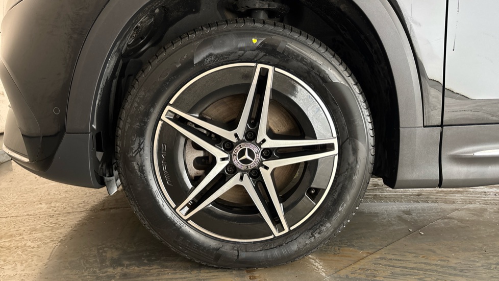 MERCEDES EQB Image 17