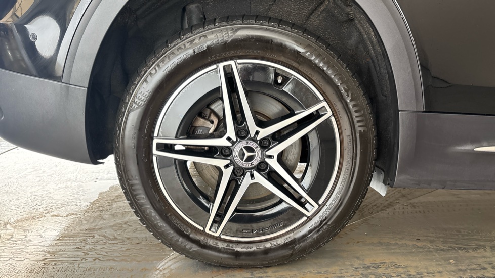 MERCEDES EQB Image 19