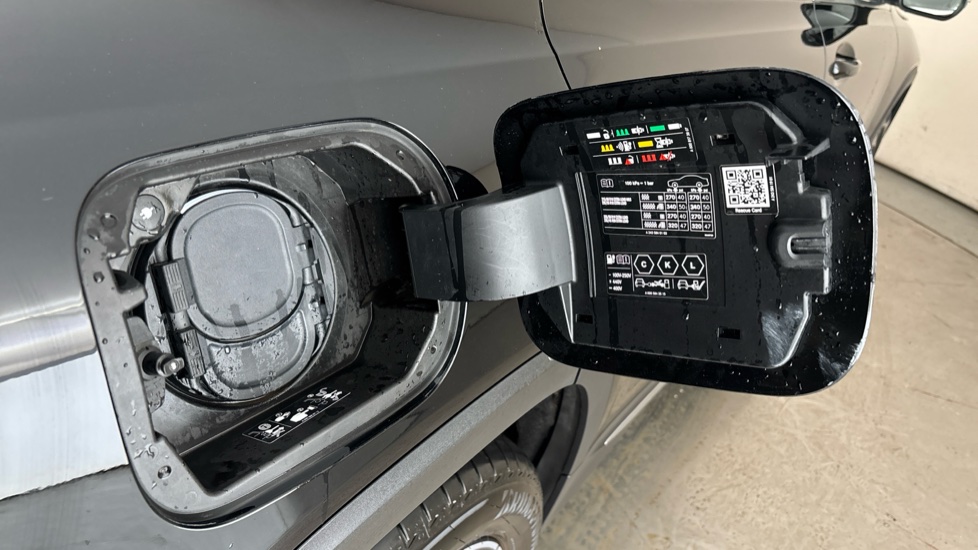 MERCEDES EQB Image 21