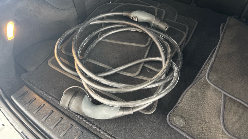 MERCEDES EQB Image 22