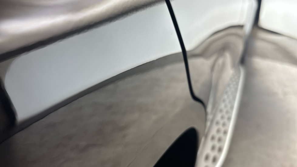 MERCEDES EQC Dent