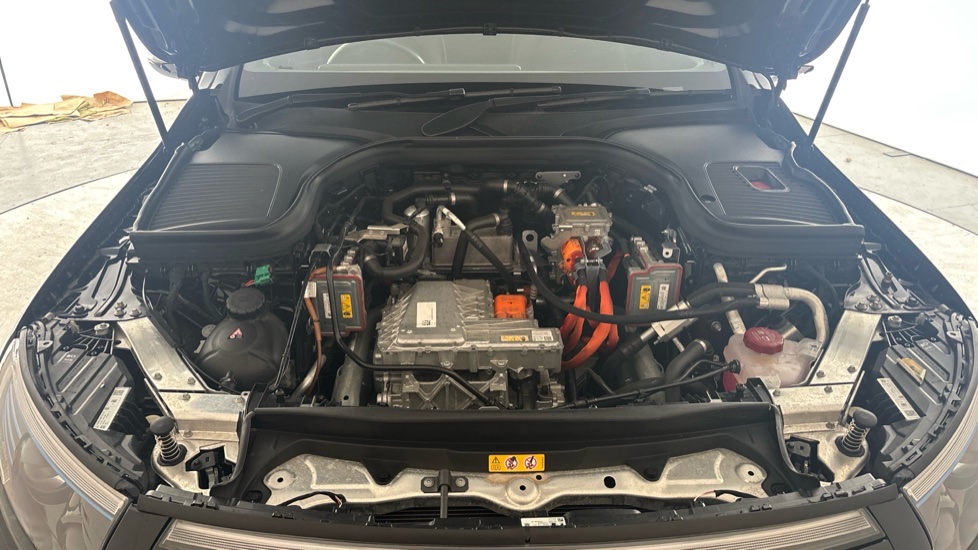 MERCEDES EQC Image 16