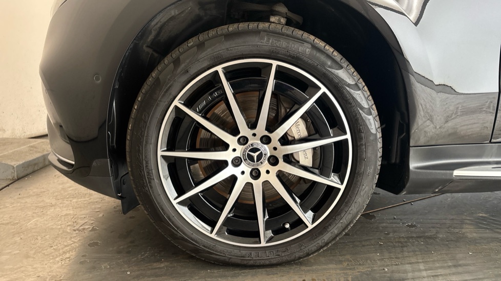 MERCEDES EQC Image 17