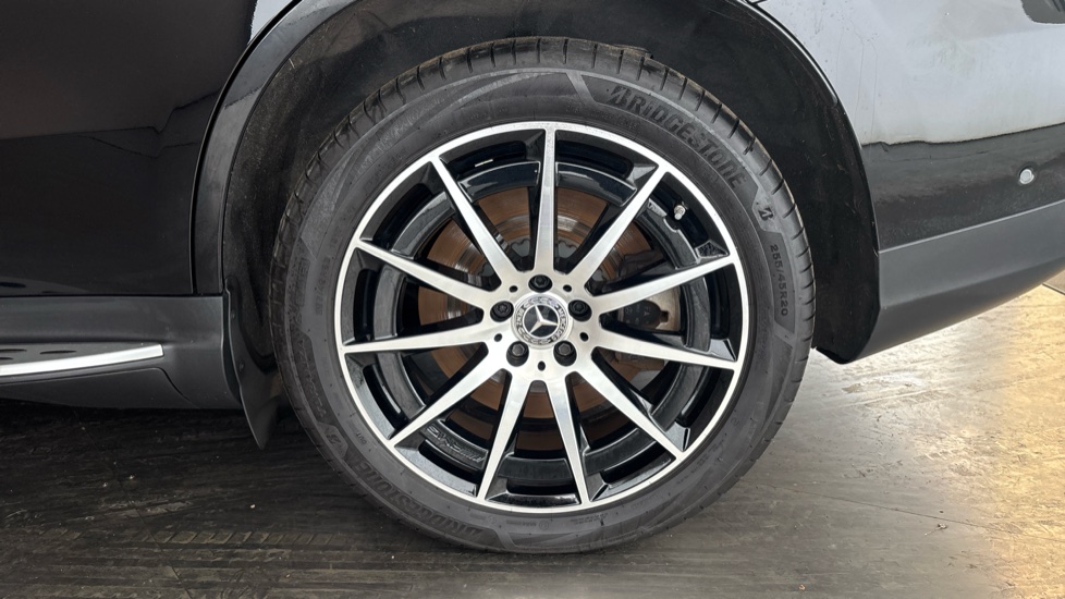 MERCEDES EQC Image 18
