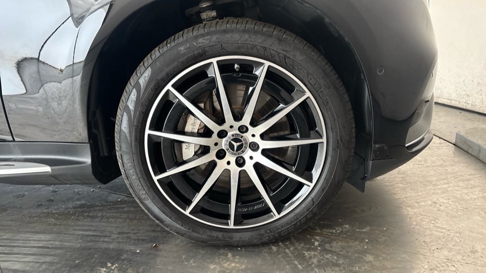 MERCEDES EQC Image 20
