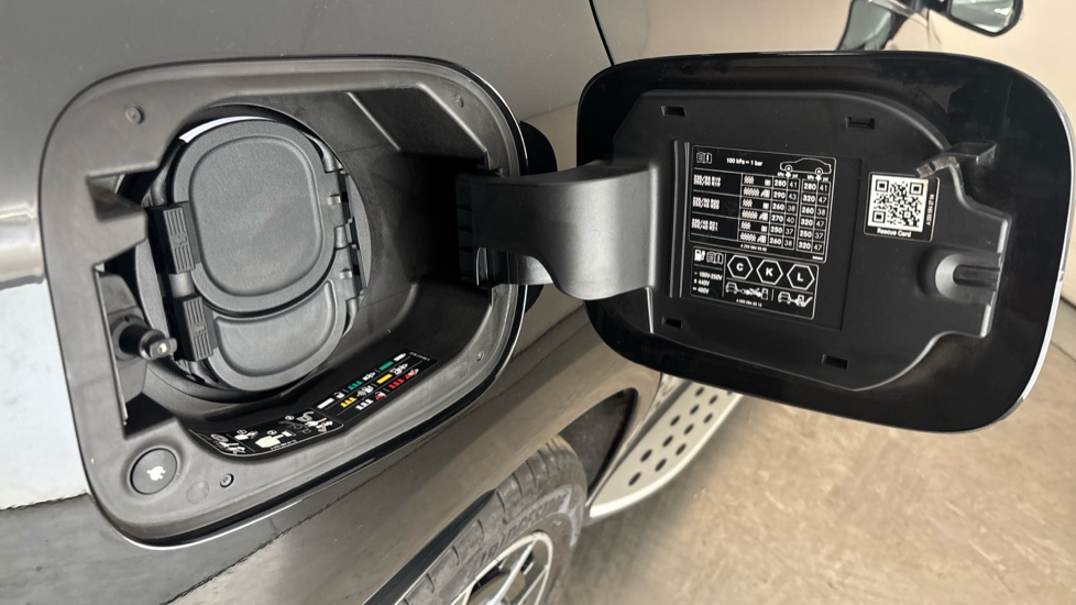 MERCEDES EQC Image 21