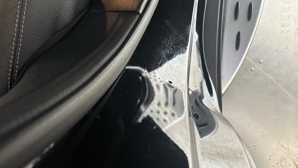 MERCEDES EQC dent