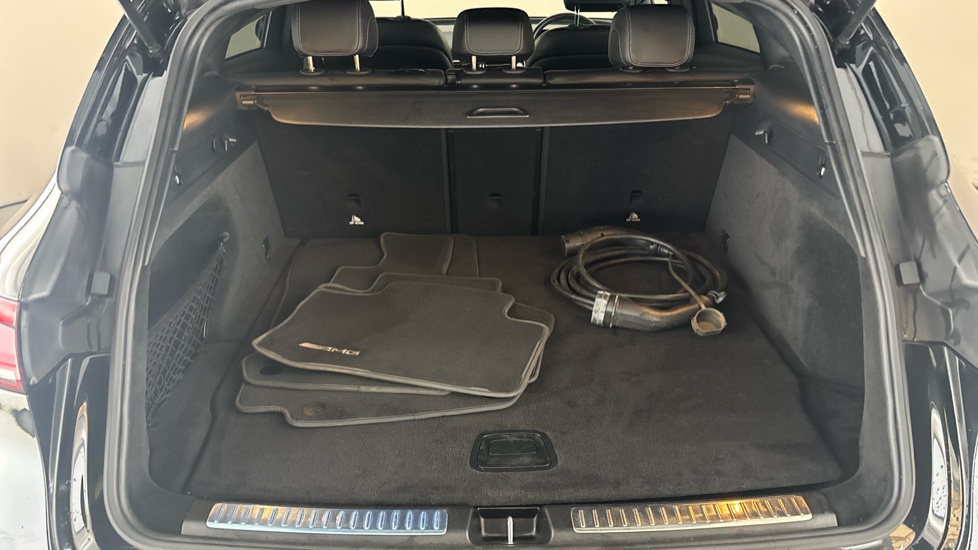 MERCEDES EQC Image 15