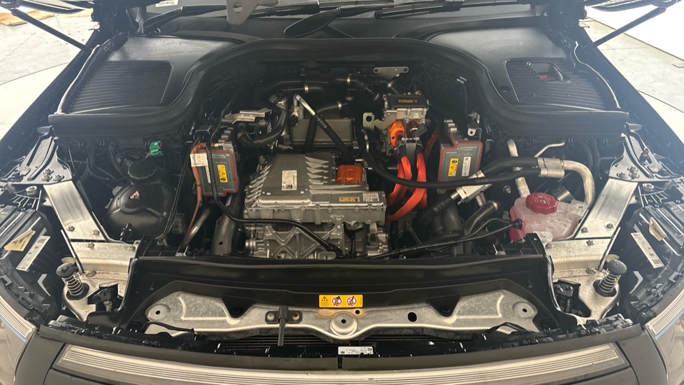 MERCEDES EQC Image 16